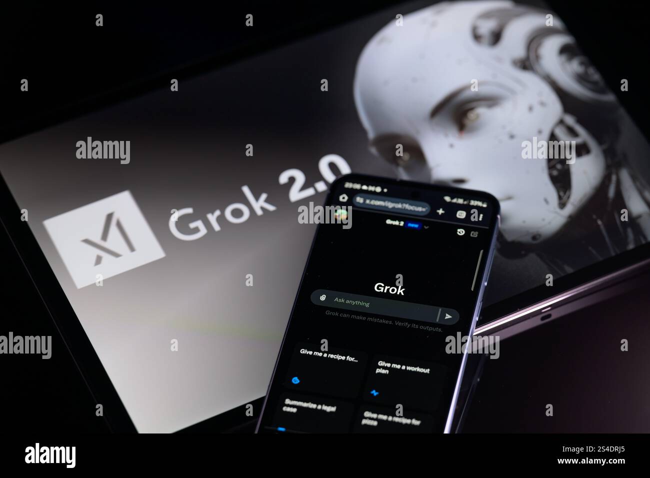 Brüssel, Belgien Januar 2025. Die grok AI-Anwendung wird auf einem Mobiltelefon mit Grok 2,0 auf dem Tablet-Bildschirm angezeigt, in dieser Fotoabbildung. Aufgenommen in Brüssel, Belgien, am 11. Januar 2025. (Jonathan Raa/SIPA USA) *** ausschließlich für redaktionelle Nachrichten *** Credit: SIPA USA/Alamy Live News Stockfoto