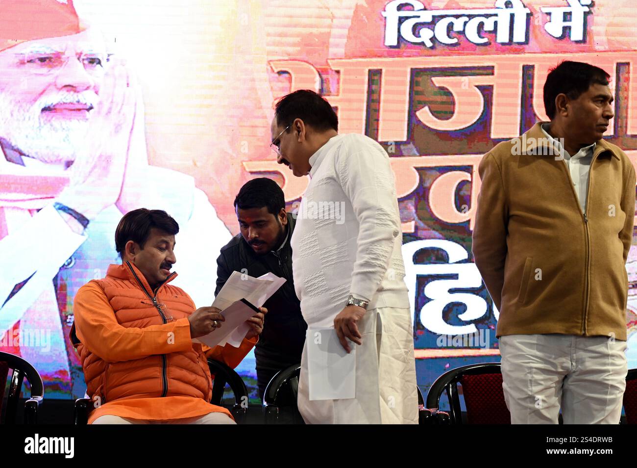 NEW DELHI, INDIEN - 11. JANUAR: Delhi BJP-Präsidentin Virendra Sachdeva und Parlamentsabgeordneter Manoj Tiwari während der Veröffentlichung des Delhi-Wahlthemenliedes im BJP Office Pant Marg am 11. Januar 2025 in Neu-Delhi, Indien. Das Lied „Bahane Nahi Badlav Chahiye, Delhi mein BJP Sarkar Chahiye“ spiegelt die Stimmung der Stadt wider, die Aapda (AAP)-Regierung zu verdrängen, die Menschen mit falschen Versprechen „betrogen“ und Korruption reklamiert hat, klagte Delhi BJP-Chef Virendra Sachdeva an. (Foto: Salman Ali/Hindustan Times/SIPA USA ) Stockfoto