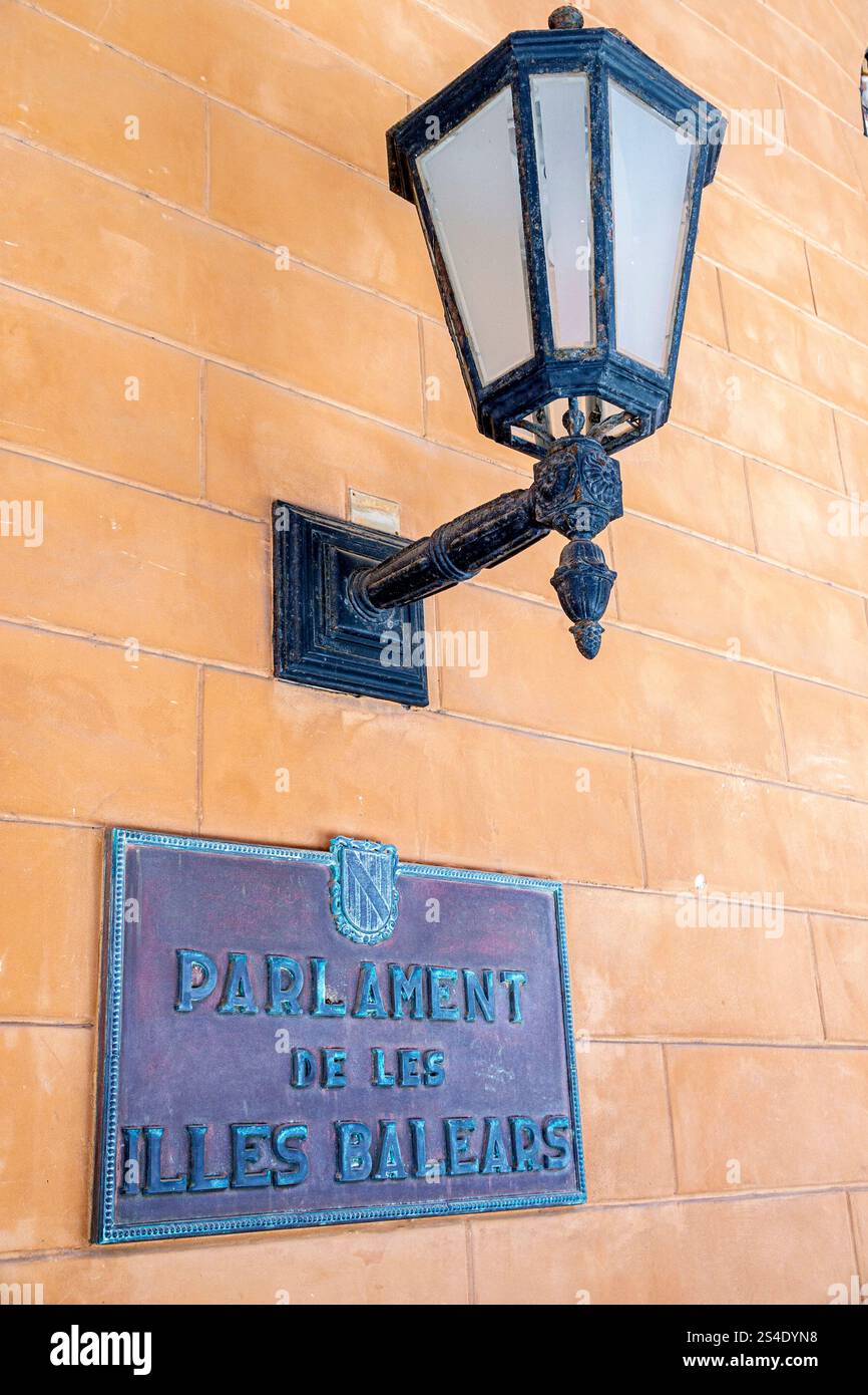 Palma de Mallorca Balearen Spanien, Carrer del Conquistador, Parlament de les Illes Balears, Parlament der Balearen, Regierungsgebäude, Bronze Stockfoto
