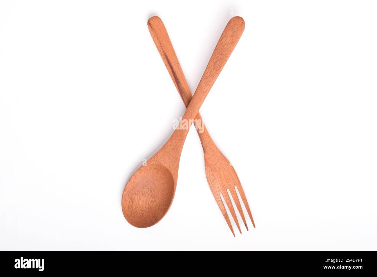 Holzlöffel und Gabel, als Straßenschild überquert, isoliert auf weißem Hintergrund. Haushaltswaren Stockfoto