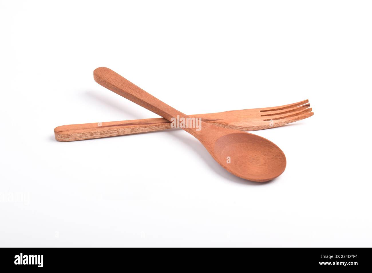 Holzlöffel und Gabel, als Straßenschild überquert, isoliert auf weißem Hintergrund. Haushaltswaren Stockfoto