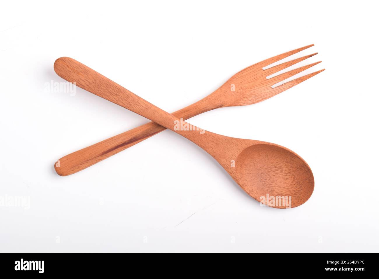Holzlöffel und Gabel, als Straßenschild überquert, isoliert auf weißem Hintergrund. Haushaltswaren Stockfoto