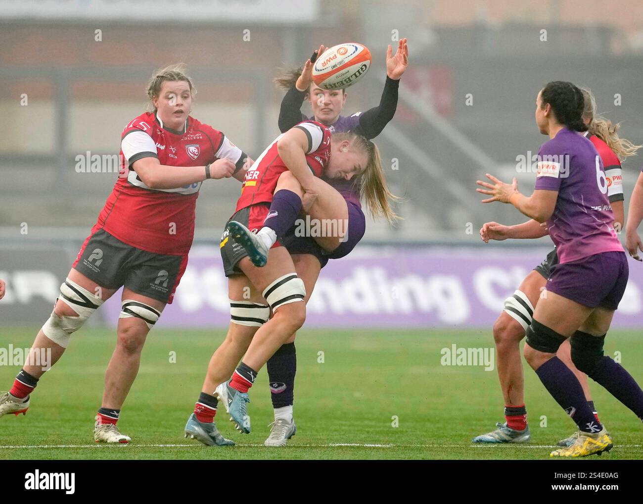 Gloucester, UK, 11. Januar 2025 Helen Nelson von Loughborough Lightning wird während des Premiership Womens Rugby Gloucester Hartpury gegen Loughborough Lightning im Kingsholm Stadium Gloucester United Kingdom am 11. Januar 2025 Graham Glendinning / Alamy Live News angegriffen Stockfoto