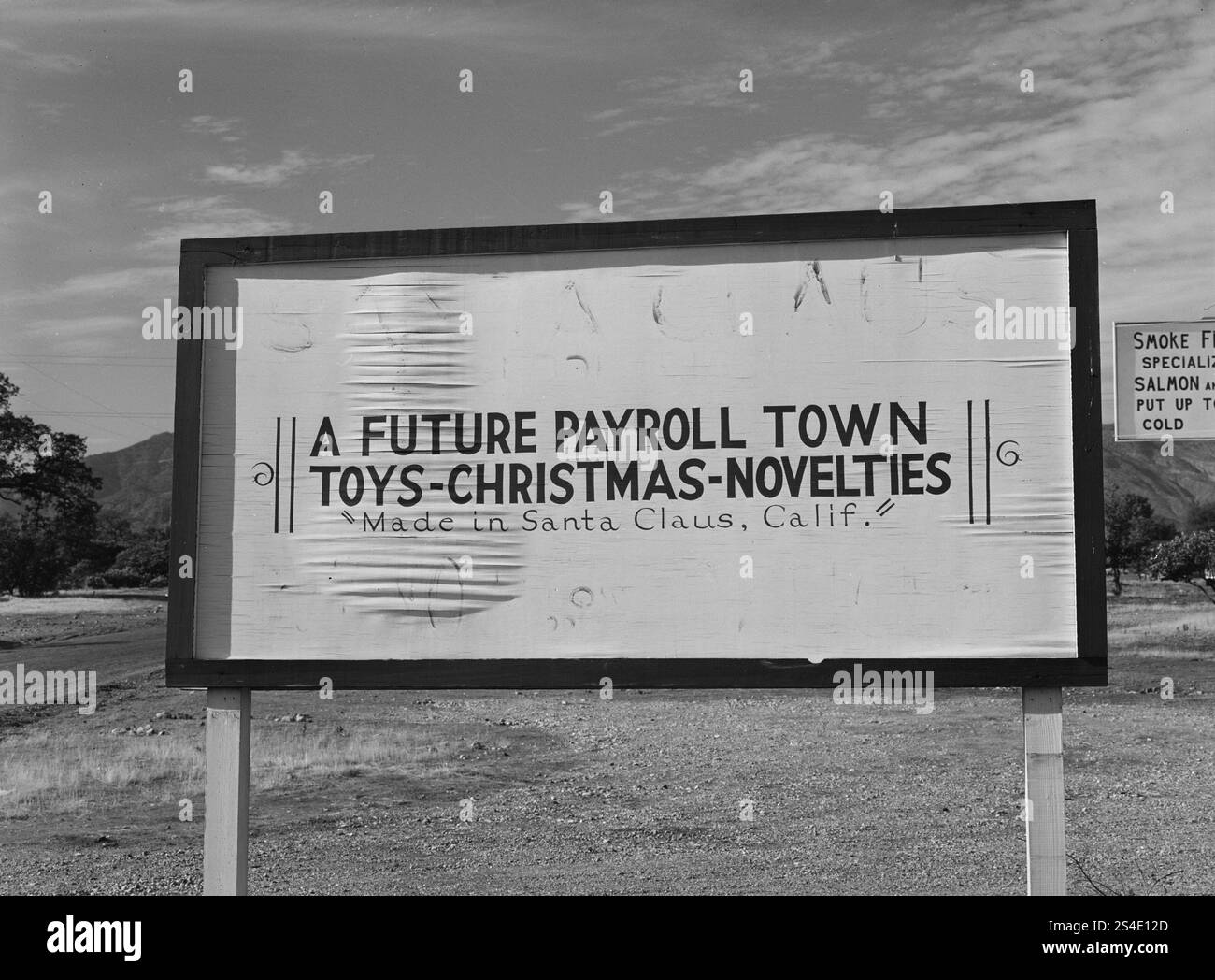 Schild bei Santa Claus, Kalifornien, Shasta County, Kalifornien. Als dieses Bild gemacht wurde, gab es in der Stadt nur ein Gebäude, eine kleine Wohnanlage und Werkstatt von Russell Lee Stockfoto