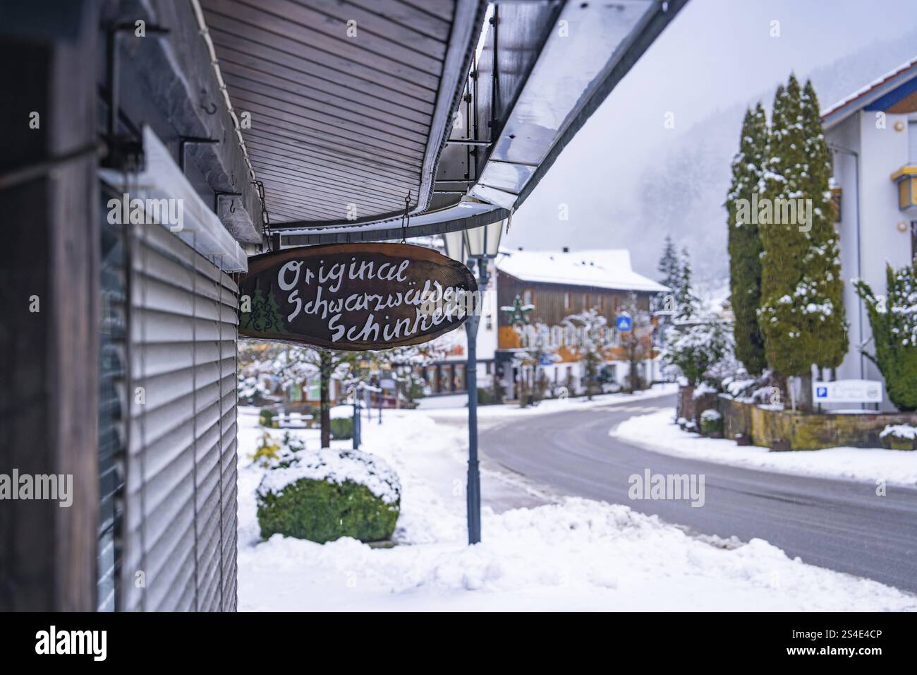 Schneebedeckte Dorfstraße mit Schwarzwälder Schinkenladen, ruhige Atmosphäre, Enzkloesterle, Stadtteil Calw, Schwarzwald, Deutschland, Europa Stockfoto