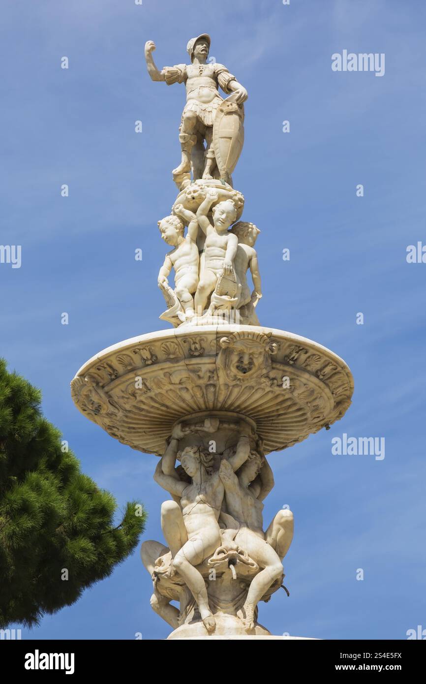 Orion-Brunnen, erbaut 1553 von Giovanni Angelo Montorsoli an der Piazza del Duomo im Spätsommer in Messina, Sizilien, Italien, Europa Stockfoto