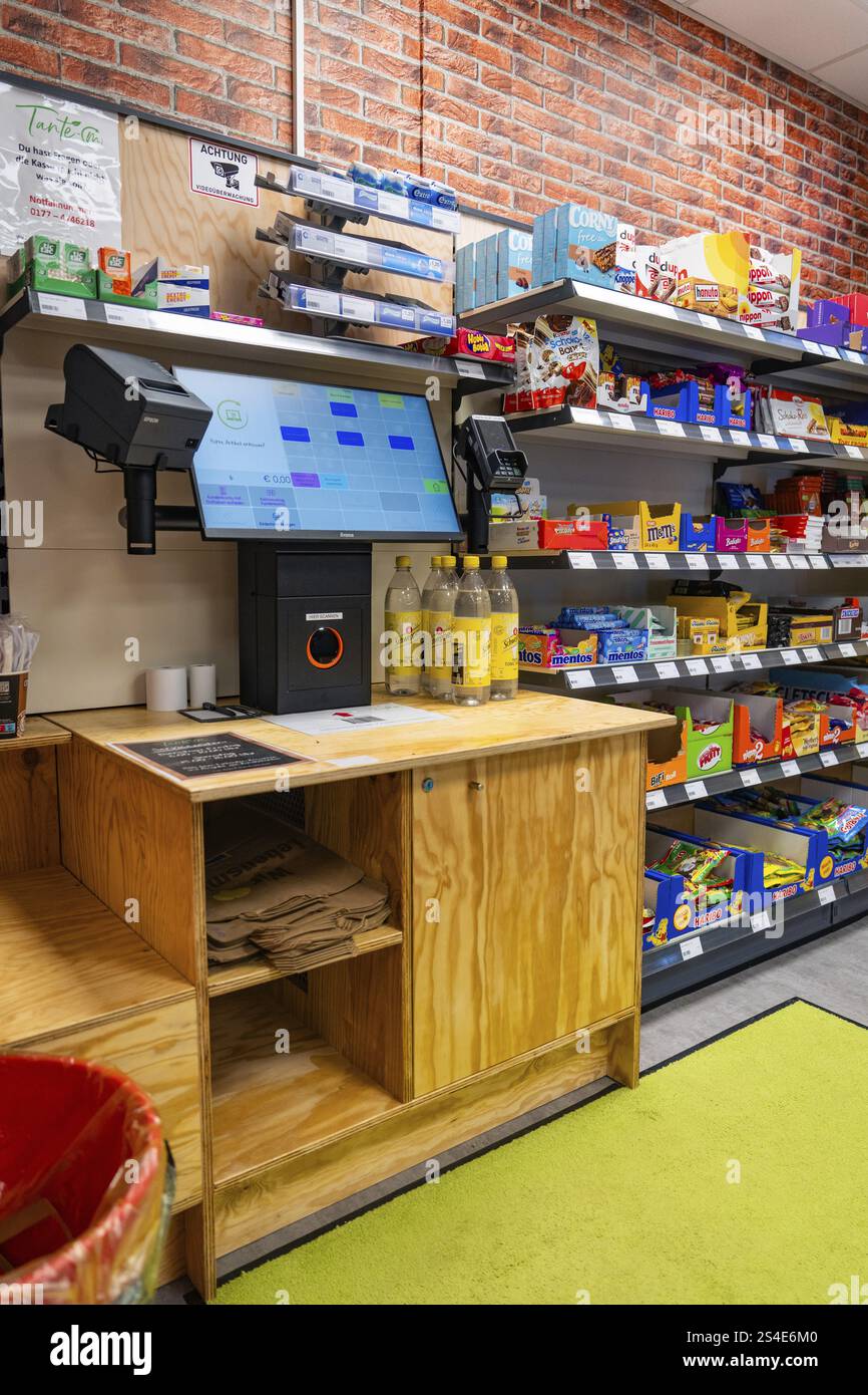 Digitale Kasse und Regale voller Produkte in einem modernen Supermarkt, Tante M, Self-Service-Shop, Enzkloesterle, Calw District, Schwarzwald, Deutschland Stockfoto