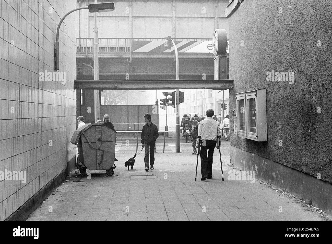 10.10.1983 DDR Ost-Berlin, Prenzlauer Berg, Mann mit Krücken zu Fuß zum S-Bahnhof Schönauser Allee, Ost-Berlin, Berlin-Prenzlauer Berg, DDR Stockfoto