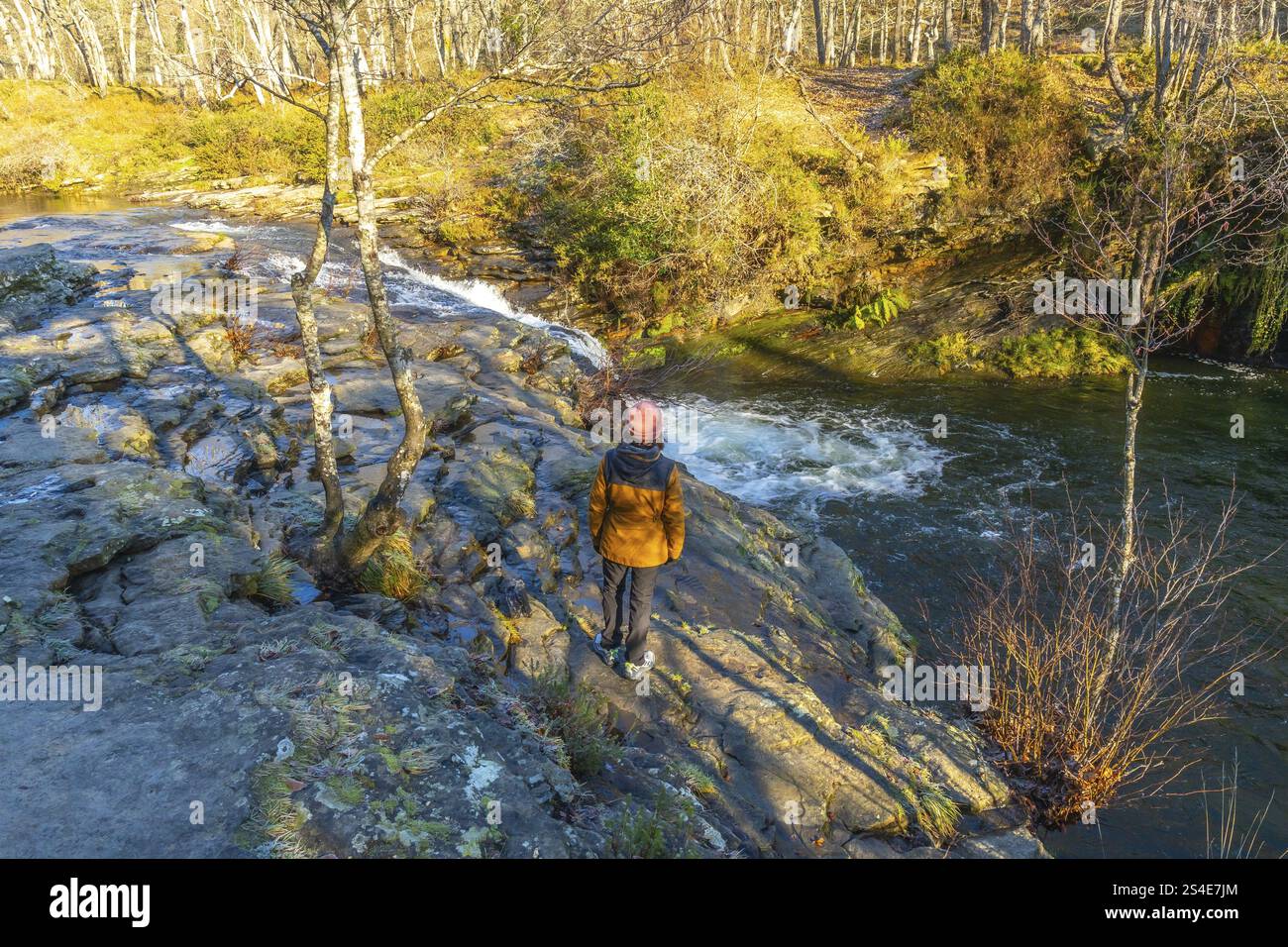 Wanderer bewundern den Zaldibartxo-Wasserfall im Naturpark Gorbeia, baskenland, eine wunderschöne Naturlandschaft in nordspanien Stockfoto