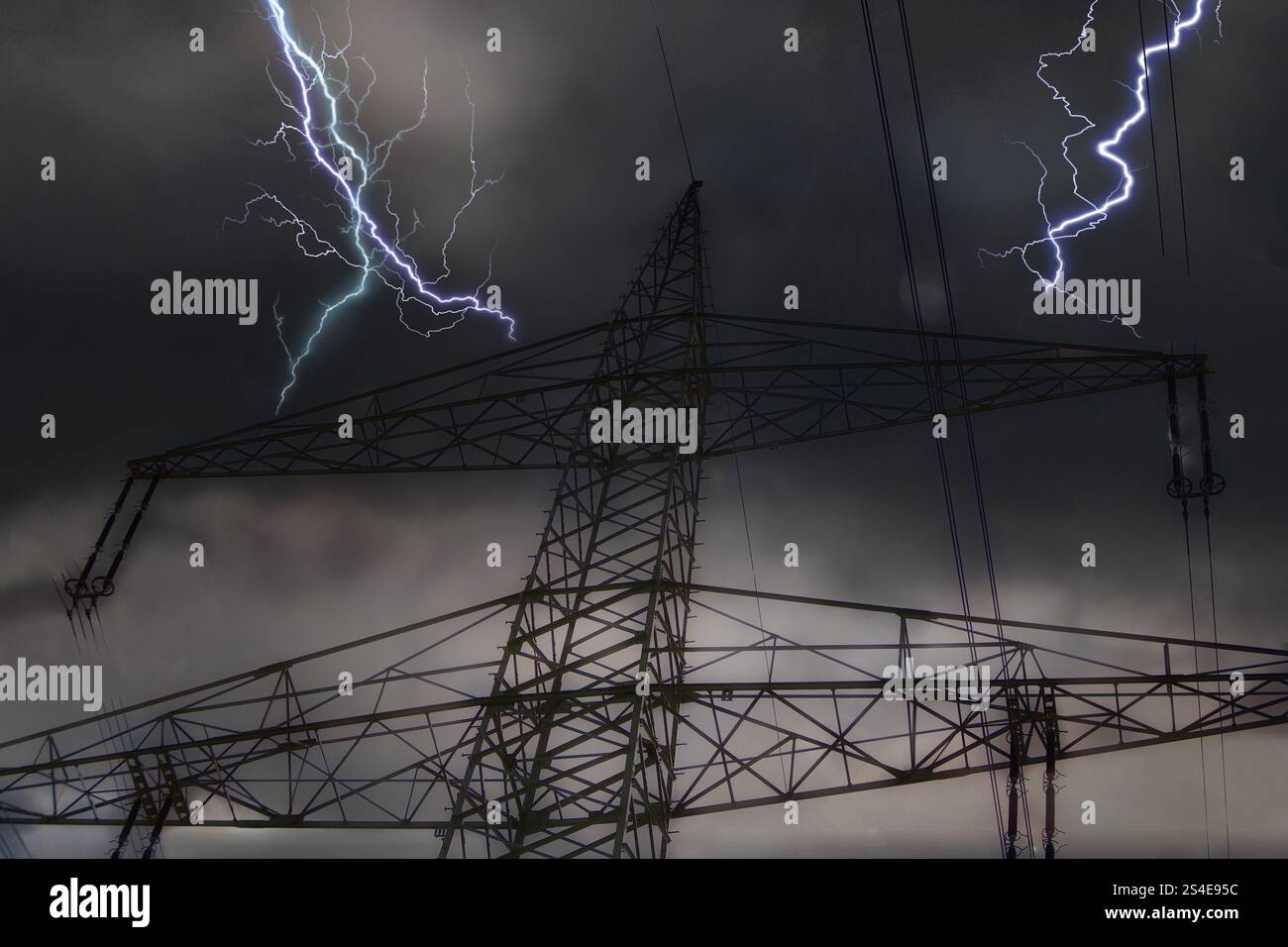 Der Blitz trifft auf einen elektrischen Pylon Stockfoto