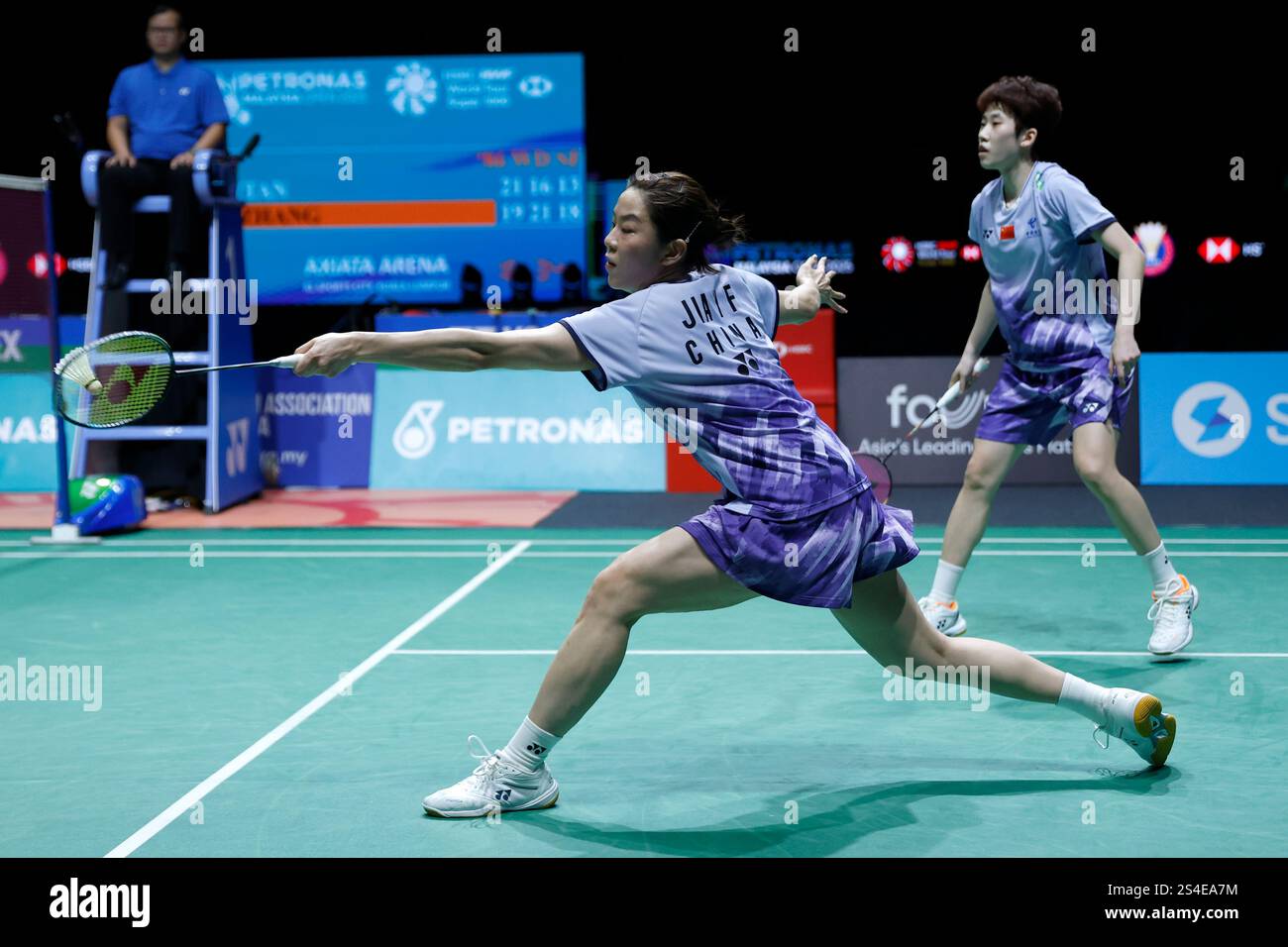 Kuala Lumpur, Malaysia. Januar 2025. Jia Yi Fan (L) und Zhang Shu Xian aus China spielen im Halbfinalspiel der Petronas Malaysia Open 2025 in der Axiata Arena gegen Liu Sheng Shu und Tan Ning aus China (nicht abgebildet). Jia Yi Fan und Zhang Shu Xian siegten mit Punkten; 19/21/21: 16.21.17. Quelle: SOPA Images Limited/Alamy Live News Stockfoto