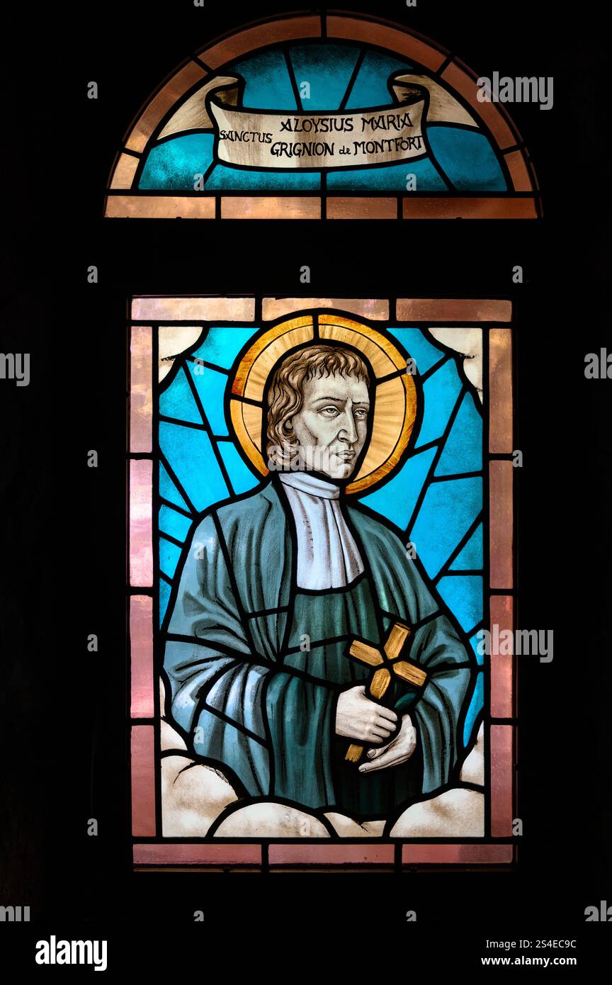 Saint Louis-Marie Grignion de Montfort. Ein Buntglasfenster in der Gemeindekapelle der Oase des Friedens in Medjugorje, BiH. Stockfoto