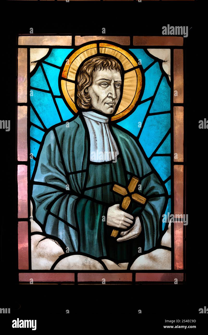 Saint Louis-Marie Grignion de Montfort. Ein Buntglasfenster in der Gemeindekapelle der Oase des Friedens in Medjugorje, BiH. Stockfoto