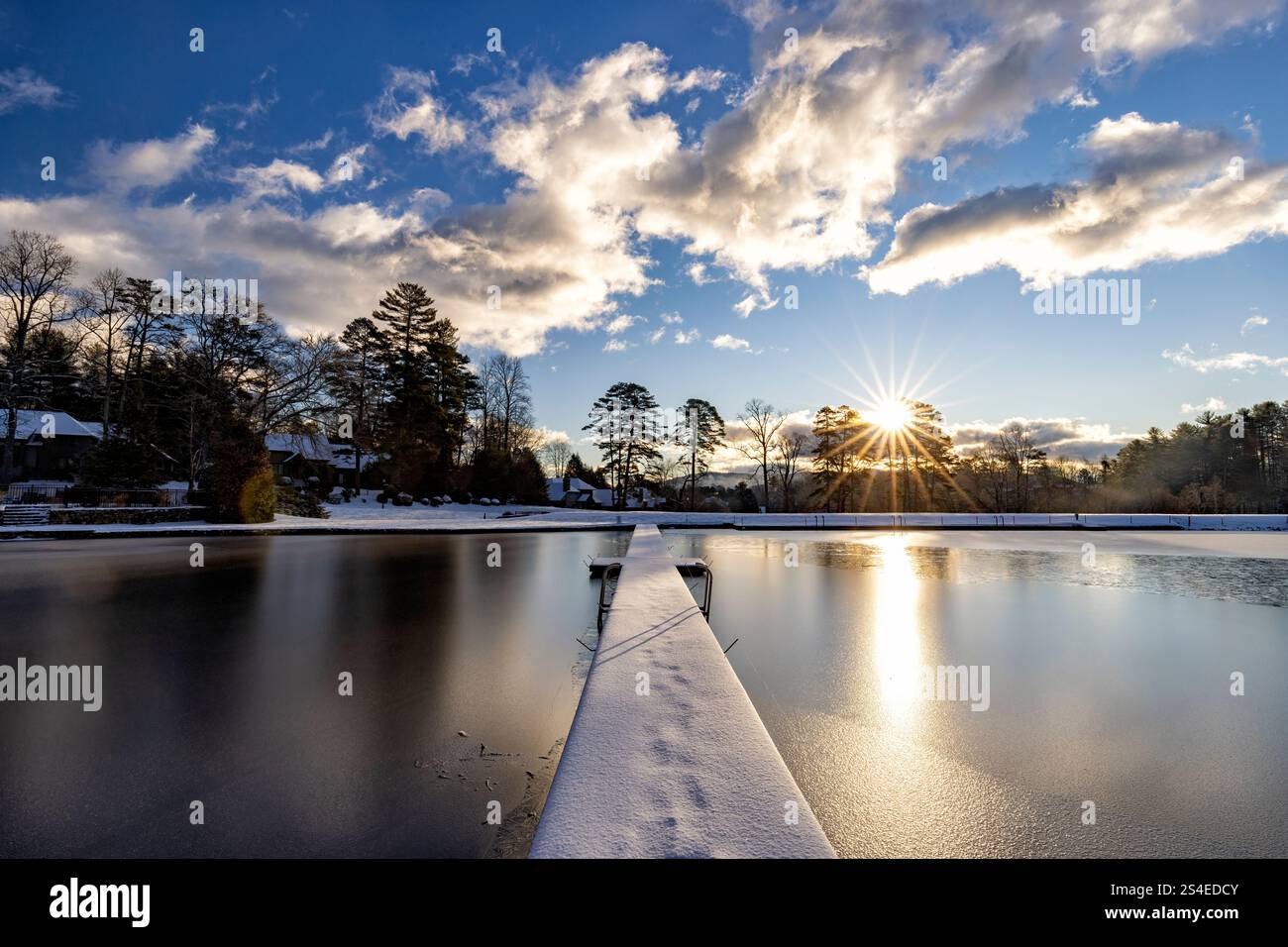 Lebhafter Wintersonnenaufgang am Straus Lake, Straus Park - Brevard, North Carolina, USA Stockfoto