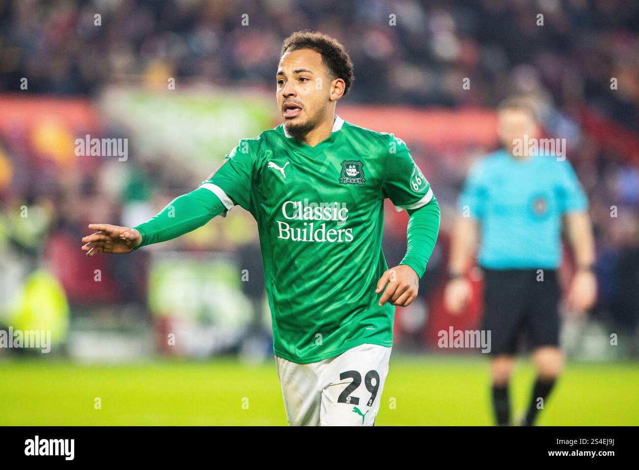 Matthew Sorinola bittet um den Ball im FA Cup, Brentford FC gegen Plymouth Argyle 11/01/25 Stockfoto