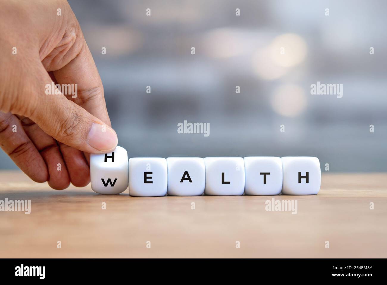 Hand Flip Holzwürfel mit Wort Gesundheit zu Reichtum. Die Bedeutung des Gesundheitskonzepts. Stockfoto