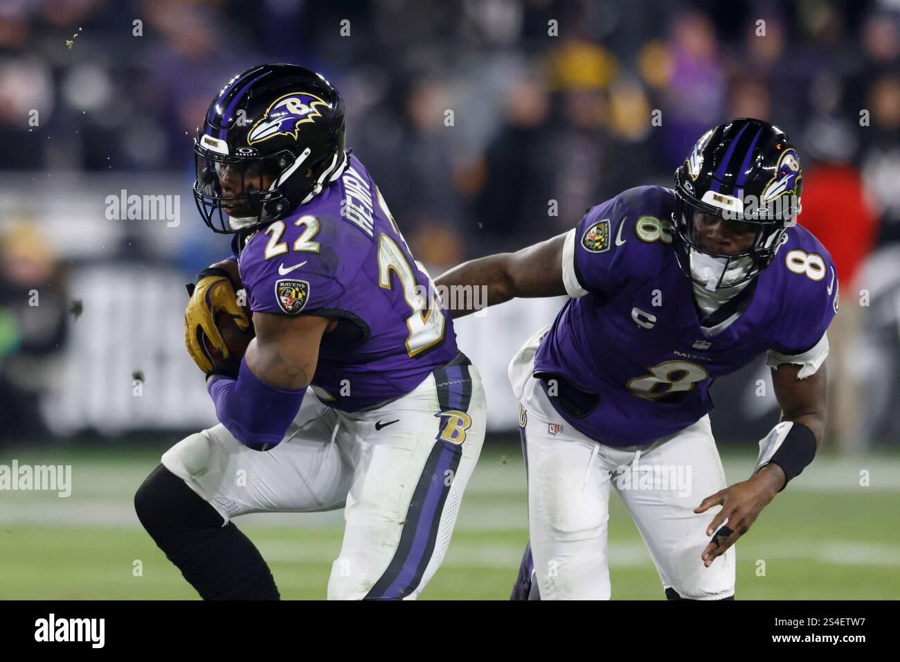 Baltimore, MD, USA. Januar 2025. Baltimore Ravens Quarterback Lamar Jackson (8) übergibt den Ball an Running Back Derrick Henry (22) während der zweiten Hälfte eines Wildcard-Spiels gegen die Pittsburgh Steelers im M&T Bank Stadium in Baltimore, MD. Baltimore gewann mit 28:14. Foto/Mike Buscher/Cal Sport Media/Alamy Live News Stockfoto