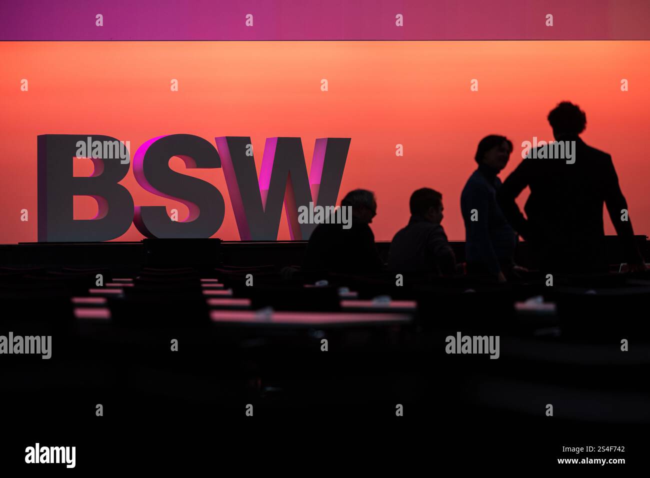 Bonn, Deutschland. Januar 2025. Die Teilnehmer stehen vor einem BSW-Schild. Auf der Parteikonferenz beabsichtigt der BSW unter anderem, das Wahlprogramm anzunehmen. Quelle: Hannes P. Albert/dpa/Alamy Live News Stockfoto