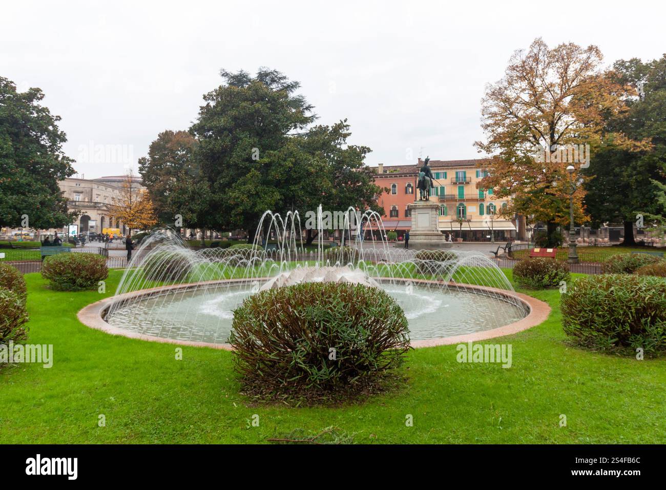 VERONA, ITALIEN - 23. OKTOBER 2024: Der Fontana delle Alpi auf der Piazza Bra in Verona, Italien, mit dem Denkmal für Vittorio Emanuele Stockfoto