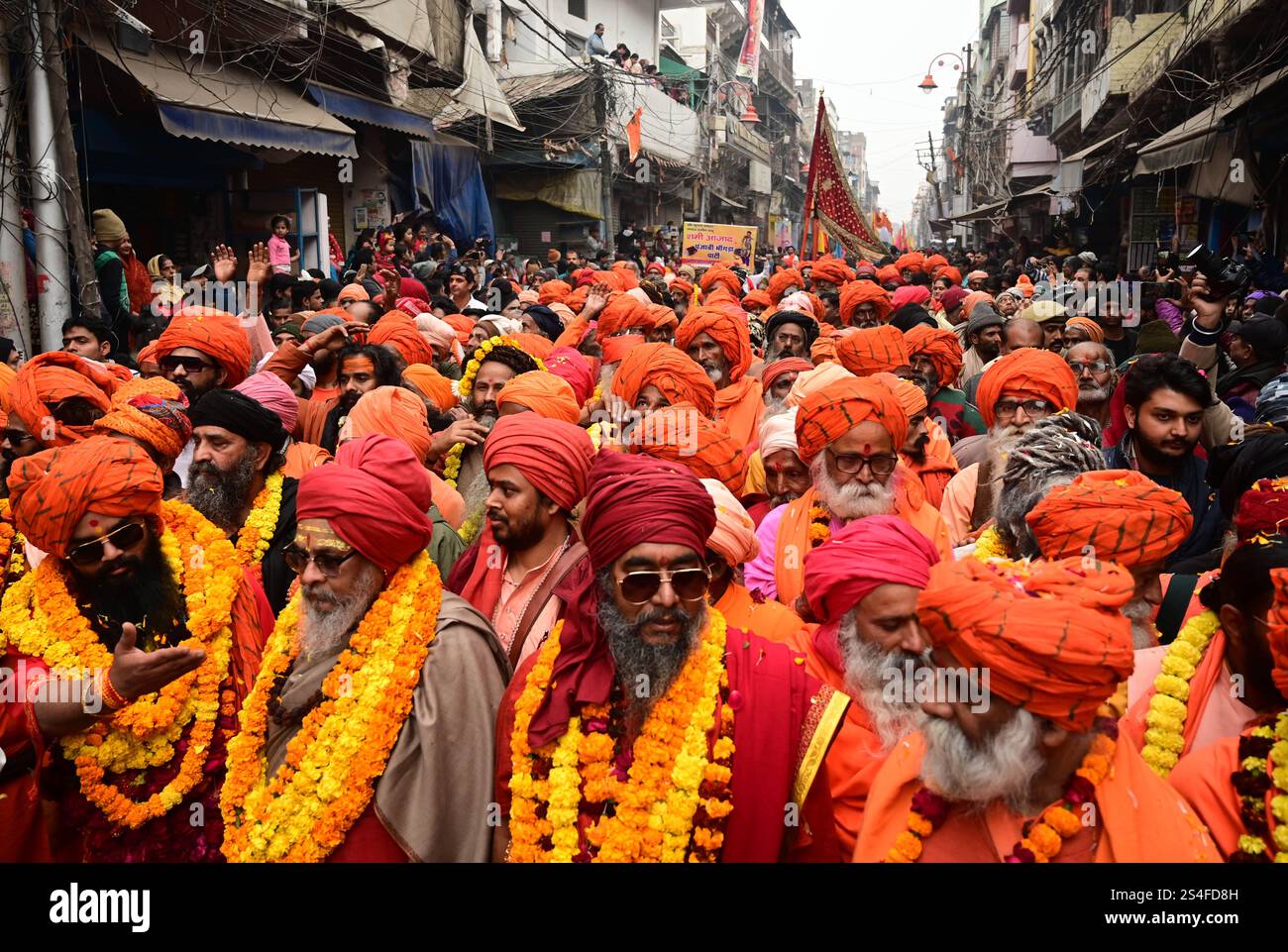 Prayagraj, Uttar Pradesh, Indien. Januar 2025. Prayagraj: Sadhus nehmen am Sonntag, den 12. Januar 2025, in Prayagraj an der Peshwai-Prozession von Shri 'Panchayati Akhada Bada Udasin Nirwan' vor Maha Kumbh Mela 2025 Teil. (Kreditbild: © Prabhat Kumar Verma/ZUMA Press Wire) NUR REDAKTIONELLE VERWENDUNG! Nicht für kommerzielle ZWECKE! Quelle: ZUMA Press, Inc./Alamy Live News Stockfoto