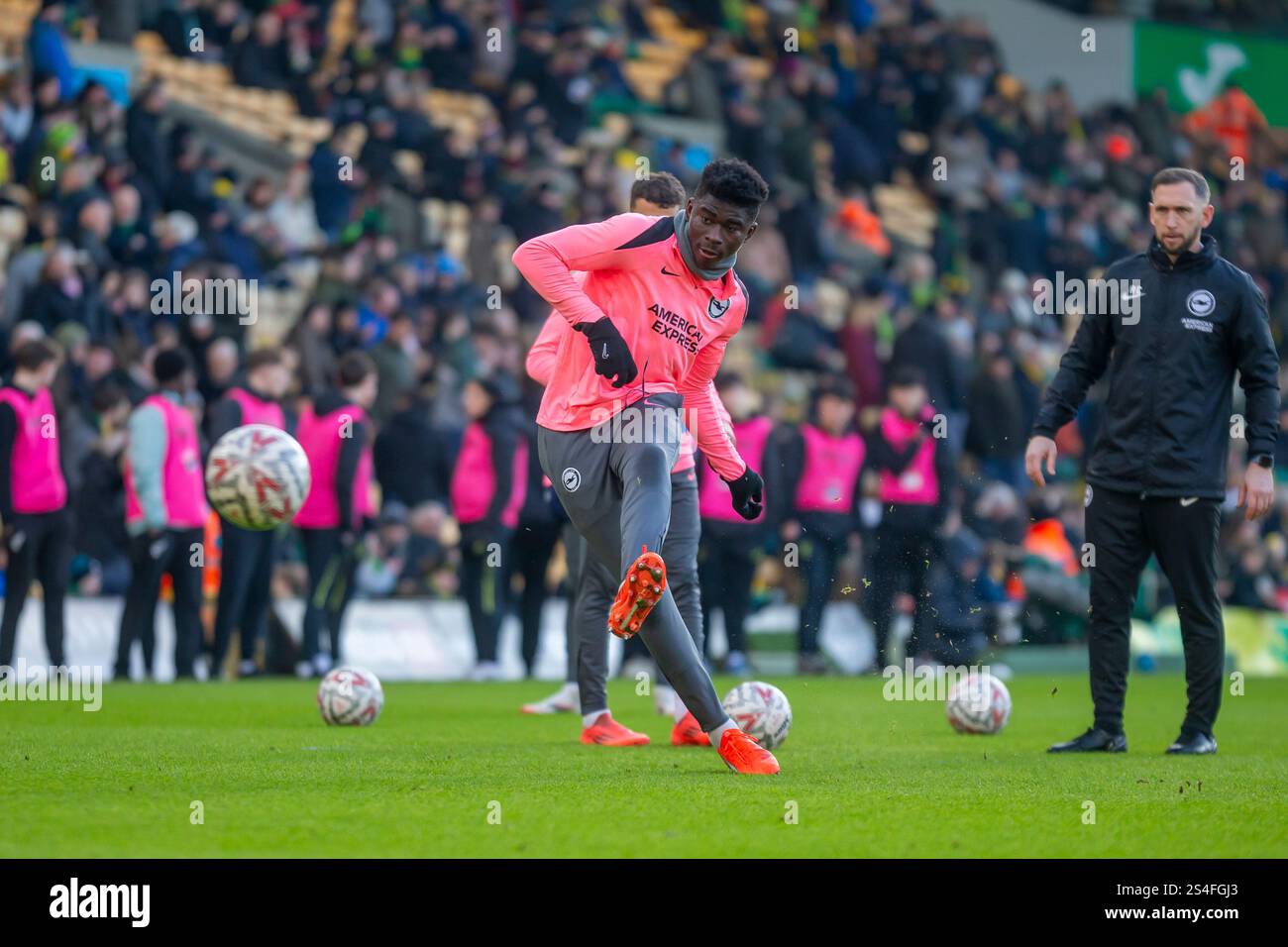 Carrow Road, Norwich am Samstag, den 11. Januar 2025. Tariq Lamptey von Brighton & Hove Albion wärmt sich vor dem dritten Spiel der Emirates FA Cup zwischen Norwich City und Brighton und Hove Albion auf (Foto: David Watts | MI News) Credit: MI News & Sport /Alamy Live News Stockfoto