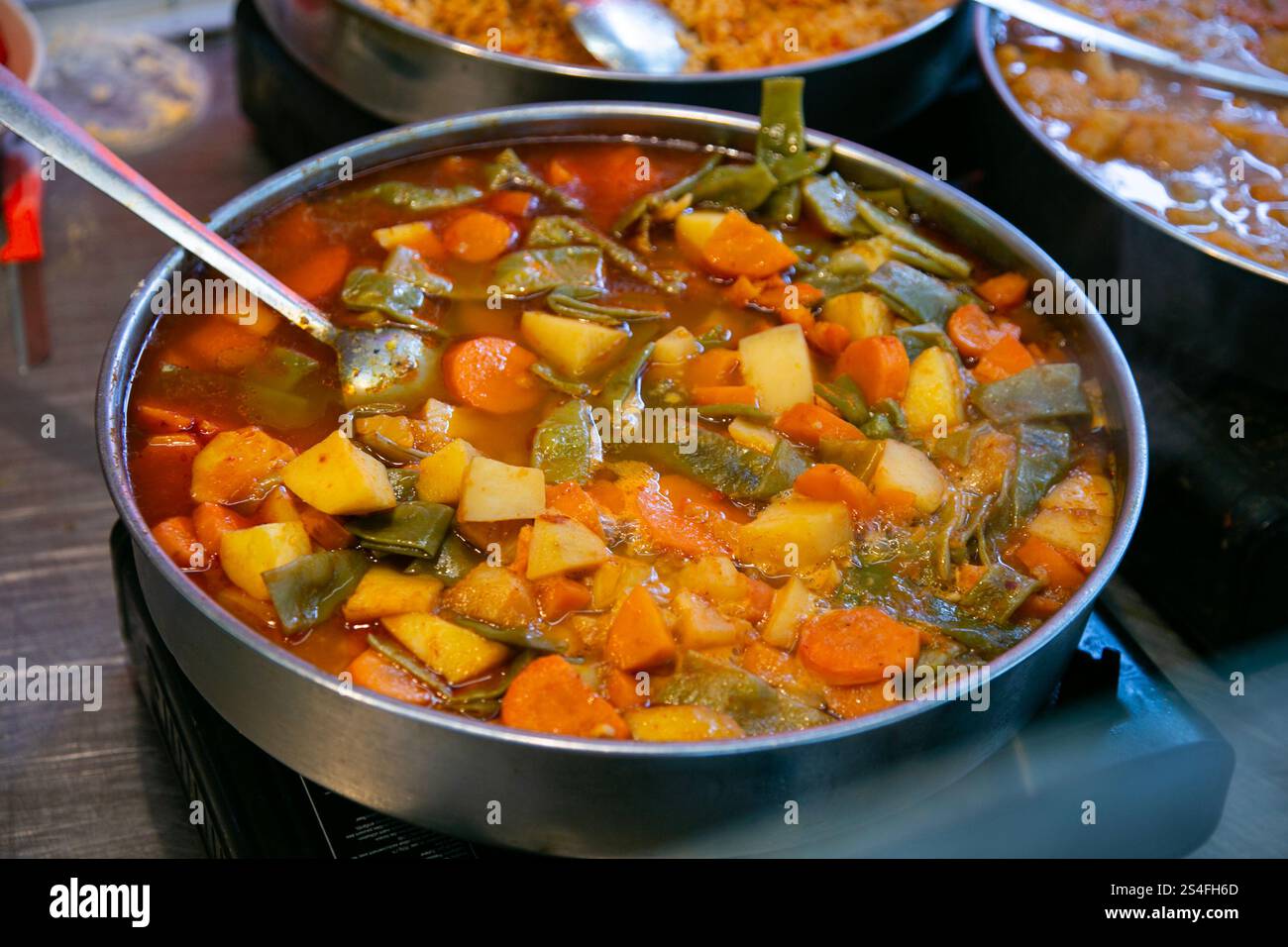 Traditionelle türkische Küche auf dem Kreuzberger Türkischen Markt in Berlin. Stockfoto