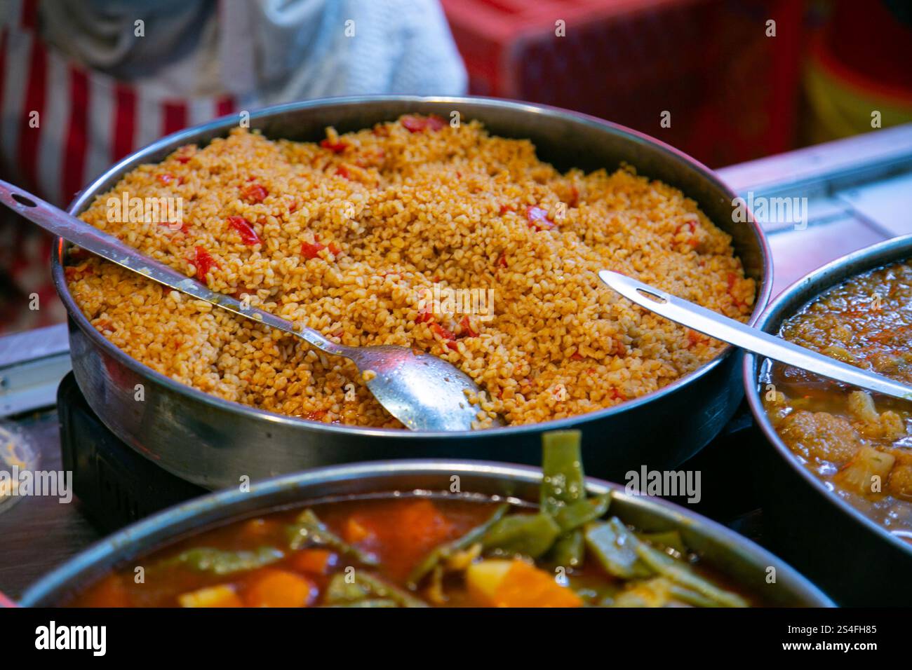 Traditionelle türkische Küche auf dem Kreuzberger Türkischen Markt in Berlin. Stockfoto