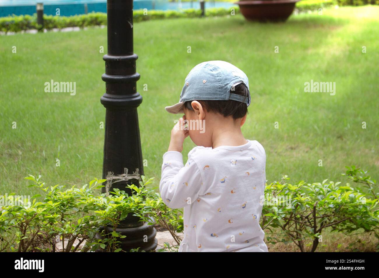 Der Junge spielt im Park Stockfoto