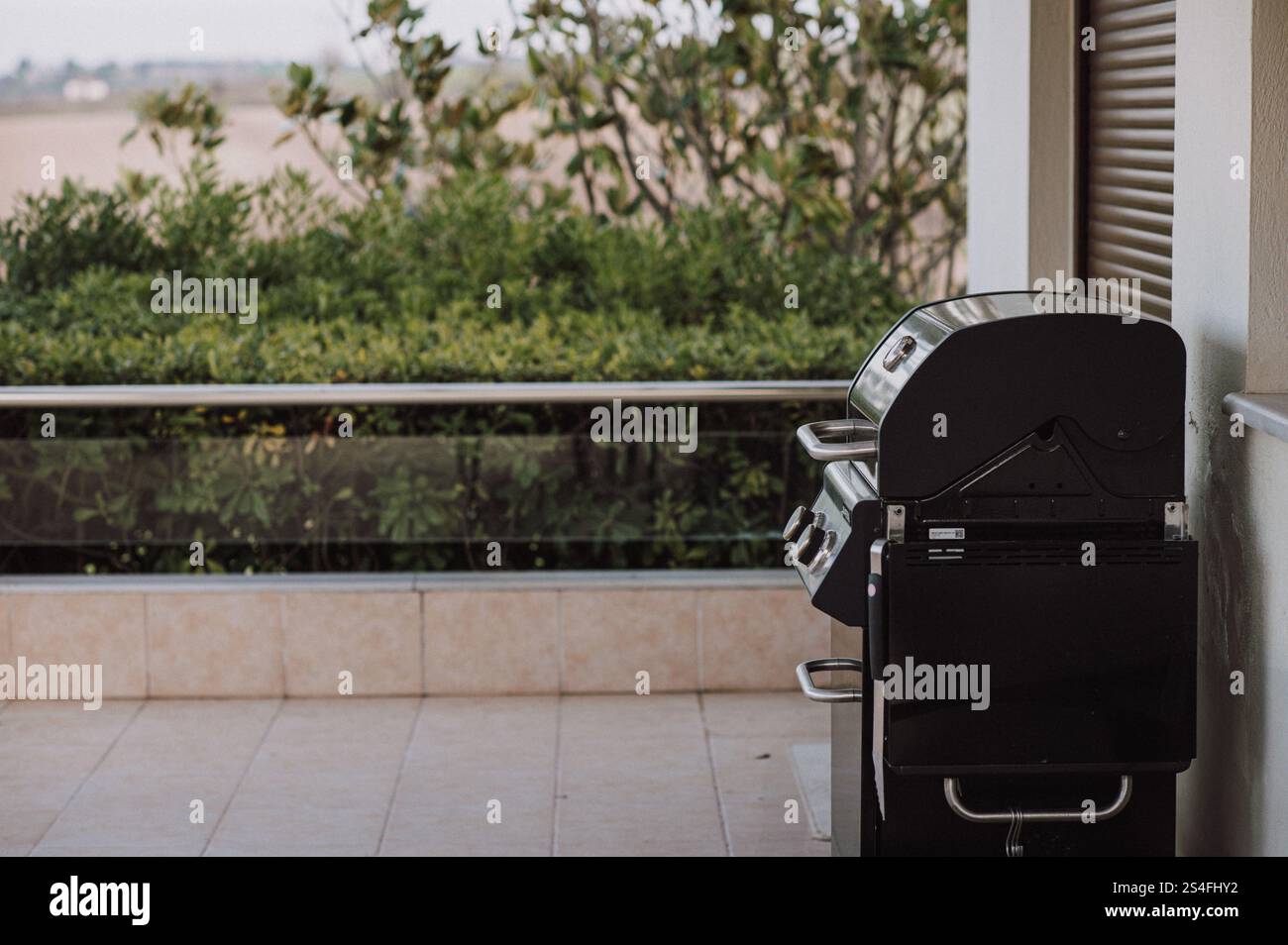 Grillstation im Freien für gemütliche rustikale Frischluftküche Stockfoto