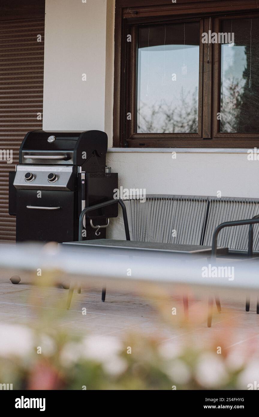 Grillstation im Freien für gemütliche rustikale Frischluftküche Stockfoto