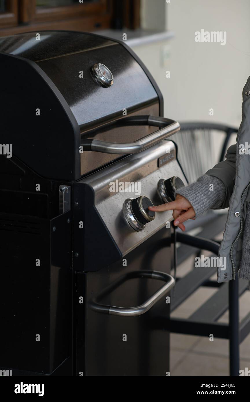 Grillstation im Freien für gemütliche rustikale Frischluftküche Stockfoto