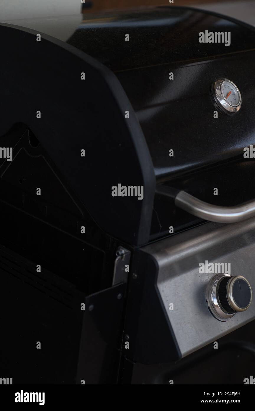 Grillstation im Freien für gemütliche rustikale Frischluftküche Stockfoto