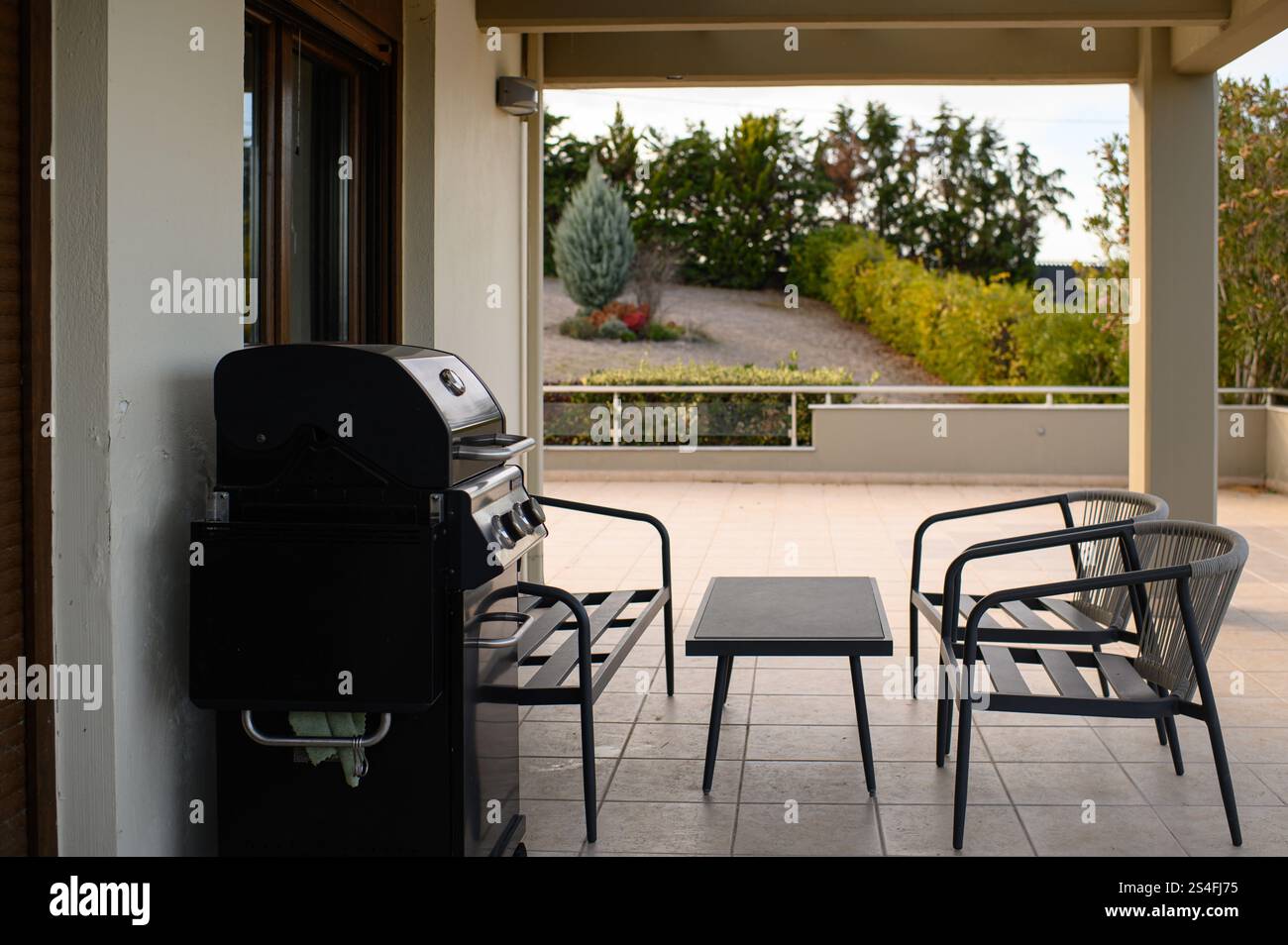 Grillstation im Freien für gemütliche rustikale Frischluftküche Stockfoto