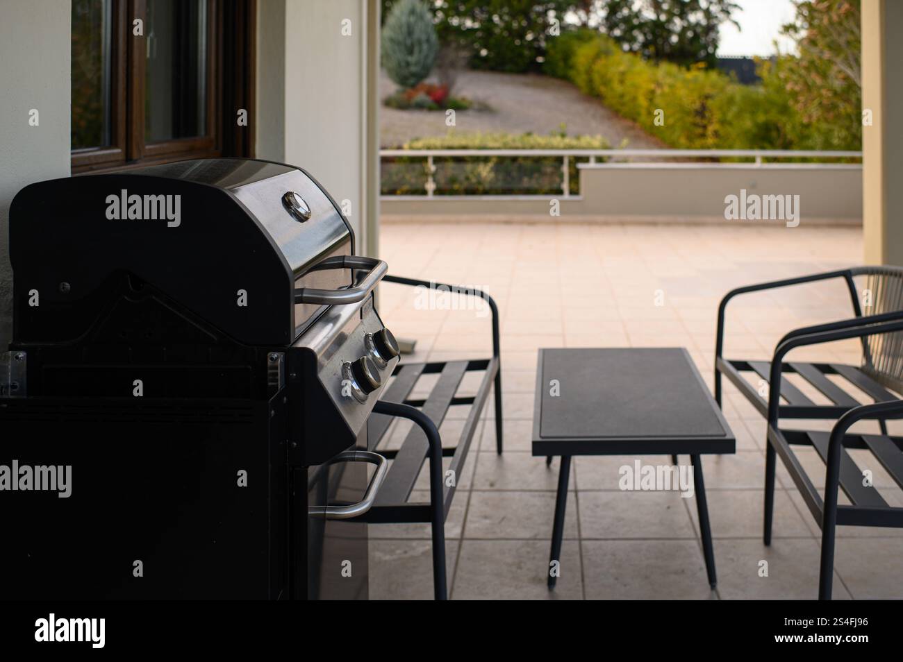 Grillstation im Freien für gemütliche rustikale Frischluftküche Stockfoto