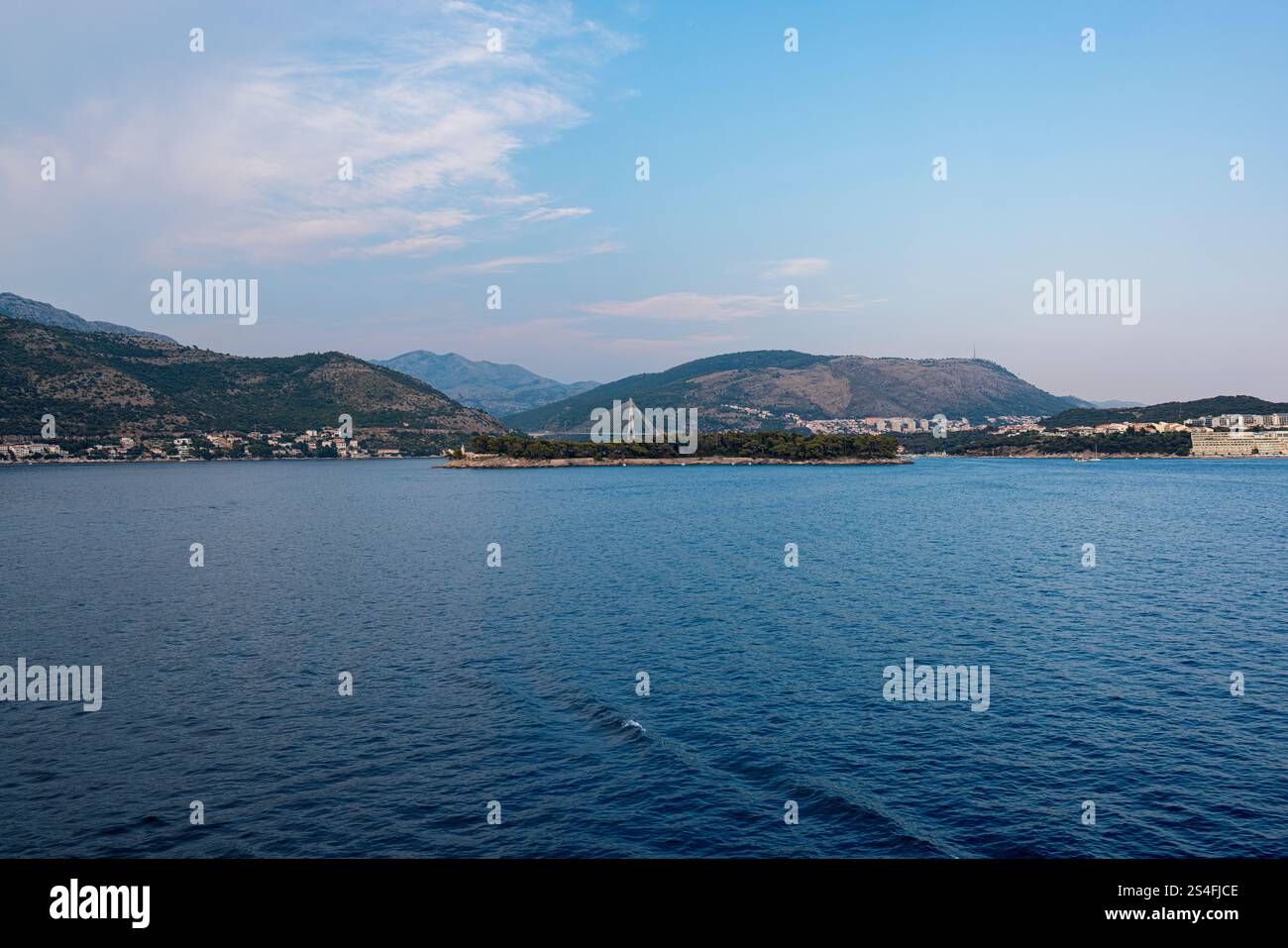 Ein ruhiger Blick auf die Adria am Abend, mit sanften Pastelltönen am Himmel und einem Halbmond, der die ruhige Atmosphäre unterstreicht. Stockfoto