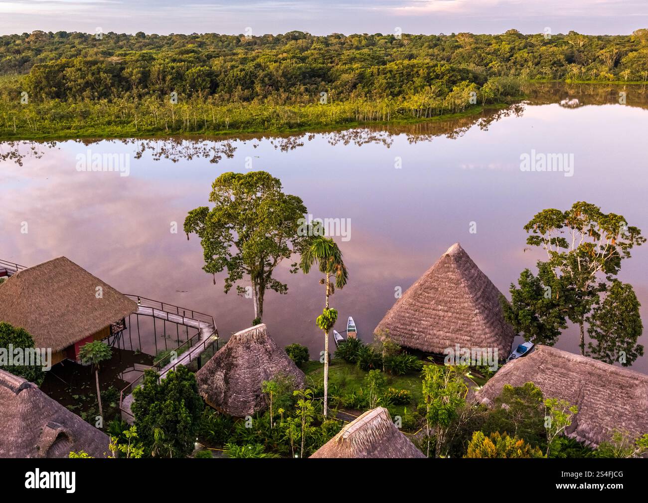 Strohgedeckte Hütten und Blick über den Anangu See oder die Lagune, Napo Eco Lodge, Añangu See, Amazonas Regenwald, Yasuni Nationalpark, Ecuador, Südamerika Stockfoto