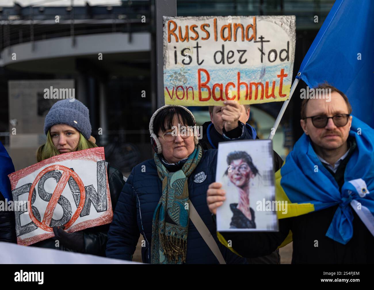 Bonn, Deutschland. Januar 2025. Demonstranten halten Schilder mit der Aufschrift „Russland ist der Tod von Bachmut“ und ein durchgestrichenes BSW-Logo vor dem World Conference Center Bonn (WCCB) hoch. Auf der Parteikonferenz beabsichtigt die BSW unter anderem, ihr Wahlprogramm anzunehmen. Quelle: Hannes P. Albert/dpa/Alamy Live News Stockfoto