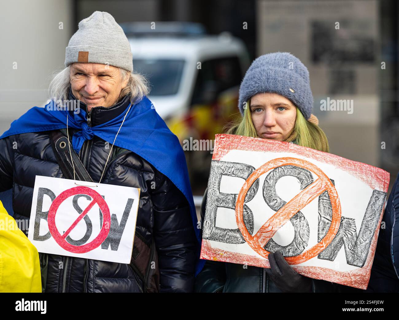 Bonn, Deutschland. Januar 2025. Demonstranten vor dem World Conference Center Bonn (WCCB) halten Schilder mit durchgestrichenem BSW-Logo. Auf der Parteikonferenz plant die BSW unter anderem, ihr Wahlprogramm zu übernehmen. Quelle: Hannes P. Albert/dpa/Alamy Live News Stockfoto