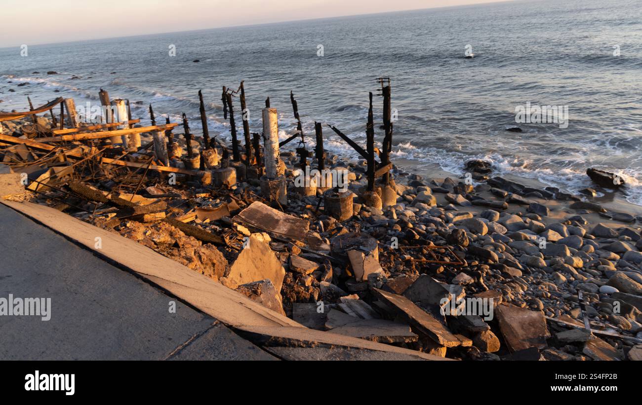 Malibu, Kalifornien, USA. Januar 2025. Moonshadow Malibu, ein beliebtes Restaurant und Surfspot, brannte diese Woche im Feuer von Palisades ab, nachdem er 40 Jahre lang der Gemeinde gedient hatte. Das alles ist Trümmer. Davor steht ein verbranntes Auto und auf der anderen Seite der Pazifik. (Kreditbild: © Amy Katz/ZUMA Press Wire) NUR REDAKTIONELLE VERWENDUNG! Nicht für kommerzielle ZWECKE! Quelle: ZUMA Press, Inc./Alamy Live News Stockfoto