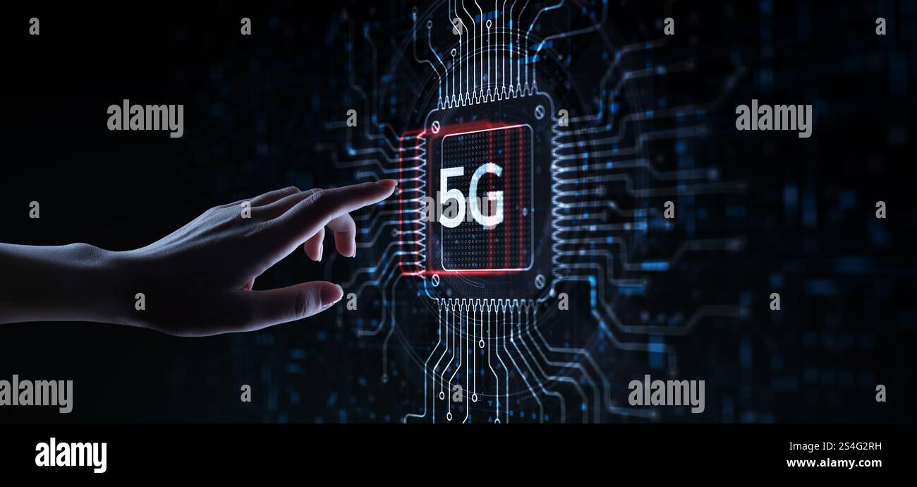 5G Mobile Connectivity der nächsten Generation, dargestellt auf einem Prozessor, der von einer menschlichen Hand berührt wird. Stockfoto