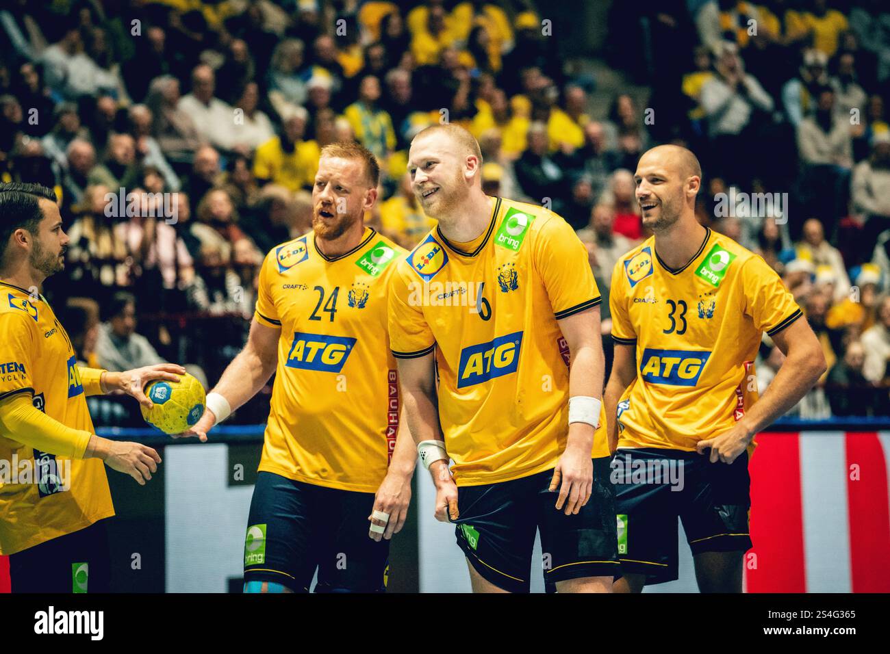 Malmoe, Schweden. Januar 2025. Jim Gottfridsson (24), Felix Moller (6) und Lukas Sandell (33) aus Schweden während des Handballspiels zwischen Schweden und Island in der Malmoe Arena in Malmoe zu sehen. Stockfoto