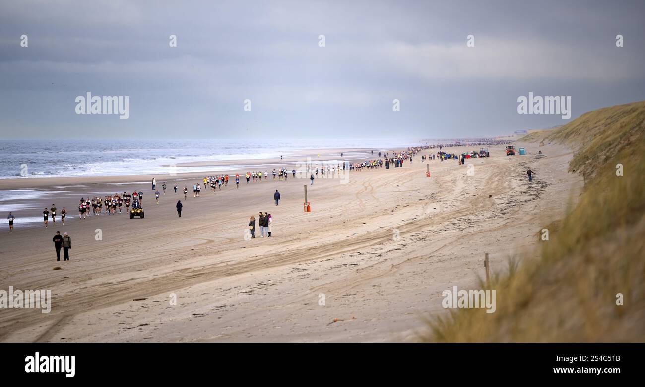 EGMOND AAN ZEE - Läufer am Strand während des NN Egmond Half Marathon. Die Route dieses Laufklassikers verläuft entlang der nordholländischen Küste und durch das North Holland Dune Reserve. ANP-SCHLEIFMASCHINE KONING Stockfoto