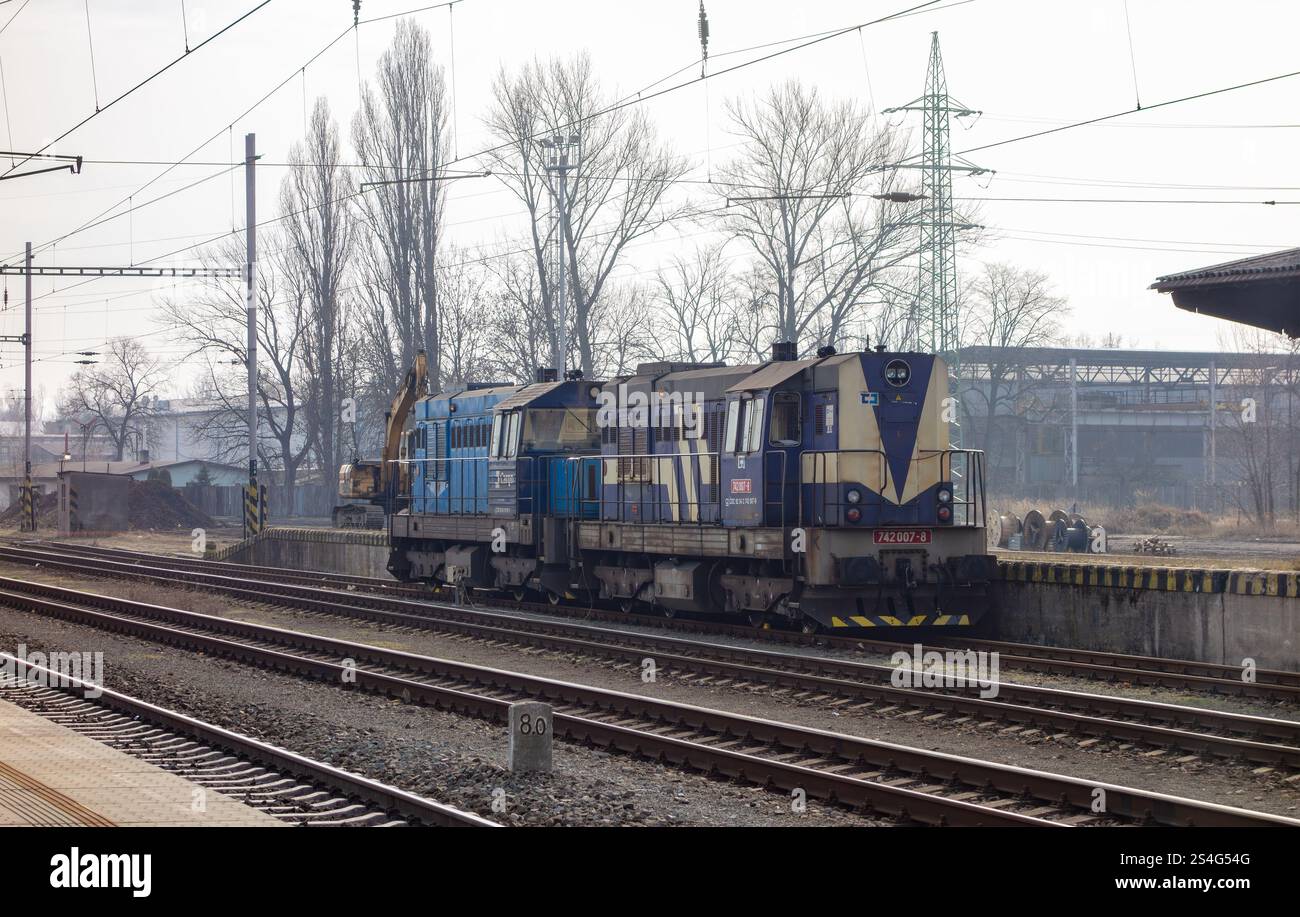 OSTRAVA-KUNCICE, TSCHECHIEN - 28. FEBRUAR 2016: Alte Diesel-Rangierlokomotive 742 007-8 im Bahnhof Ostrava Kuncice Stockfoto