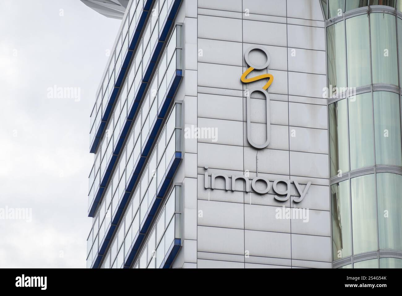 OSTRAVA, TSCHECHIEN - 20. OKTOBER 2023: Geschäftsstelle des Energie- und Versorgungsunternehmens Innogy in Ostrava, Tschechische Republik Stockfoto