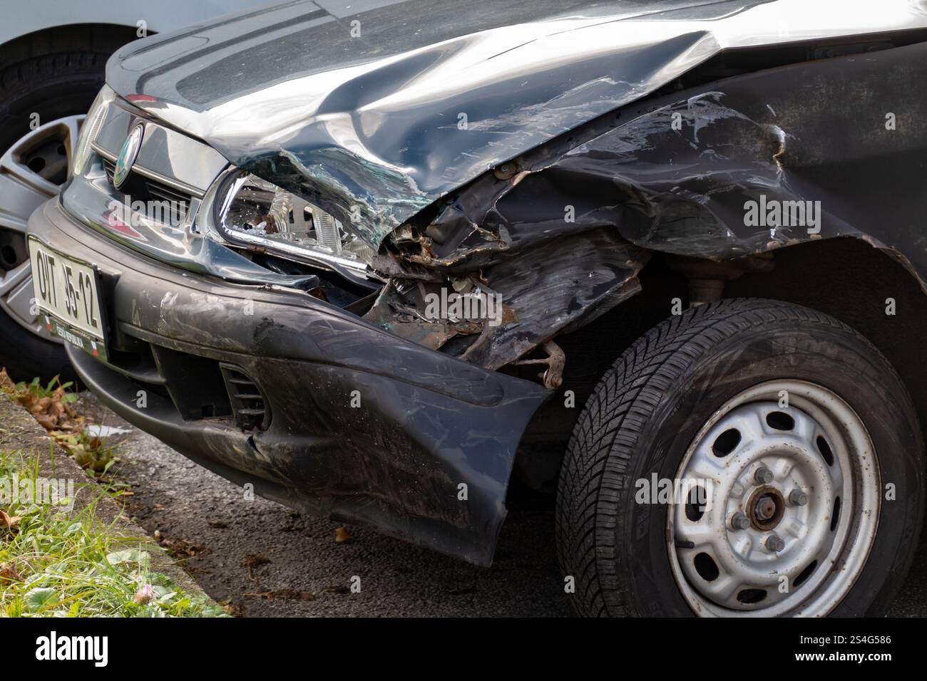 HAVIROV, TSCHECHISCHE REPUBLIK - 5. OKTOBER 2023: Nahaufnahme von gebrochenem Scheinwerfer und Stoßfänger auf dem tschechischen Skoda Felicia-Auto nach Verkehrsunfall Stockfoto