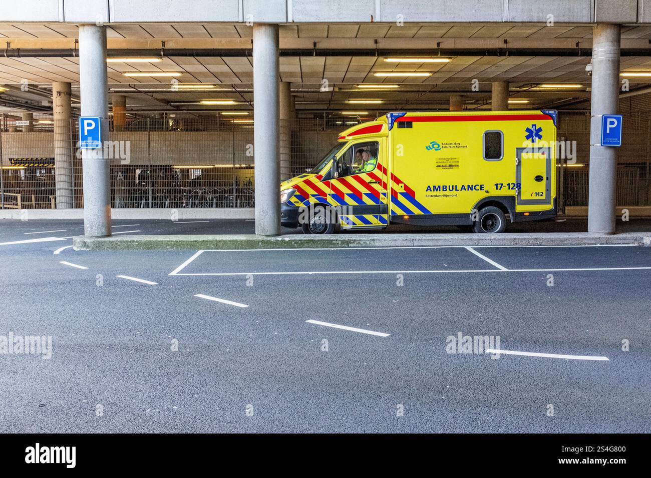 Erasmus Medisch Centrum EMC Erasmus Medical Center EMC, eines der größten akademischen Krankenhäuser für Rotterdam und die umliegende Region, befasst sich mit Corona/COVID-19 auf Krankenpflegestationen und Intensivstation CCU. Rotterdam, Niederlande. Rotterdam EMC Zuid-Holland Nederland Copyright: XGuidoxKoppesxPhotox Stockfoto