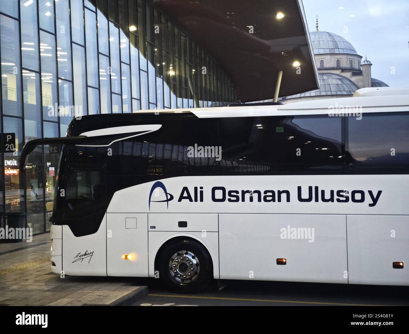 Istanbul, Türkei - 21. november 2024: Am Busbahnhof befindet sich das berühmte Intercity-Busunternehmen der Türkei, Ali Osman Ulusoy Stockfoto