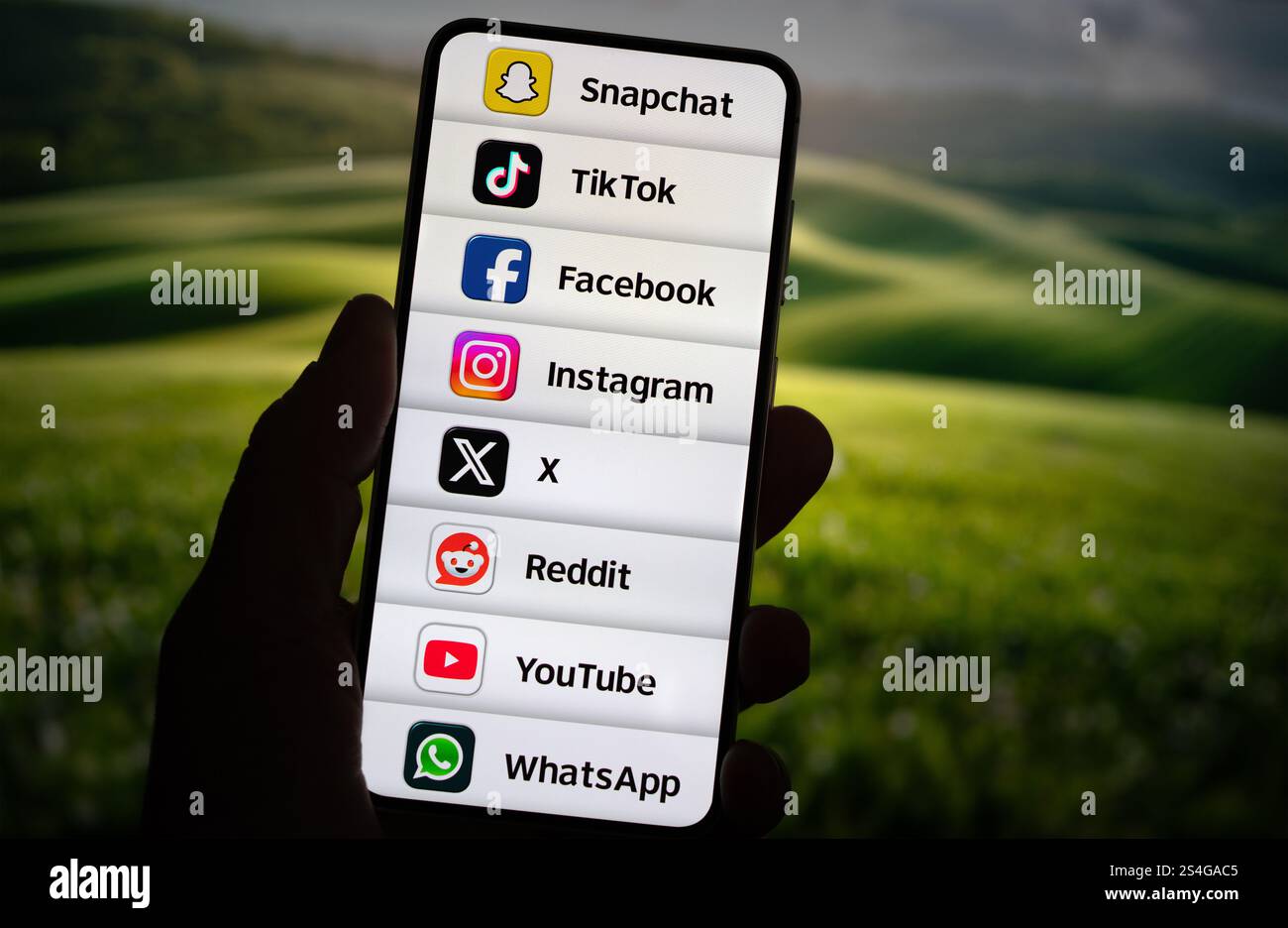 Social-Media-Apps wie Snapchat, TikTok, Facebook, Instagram, X, Reddit, Youtube und Whatsapp werden auf Mobilgeräten angezeigt Stockfoto