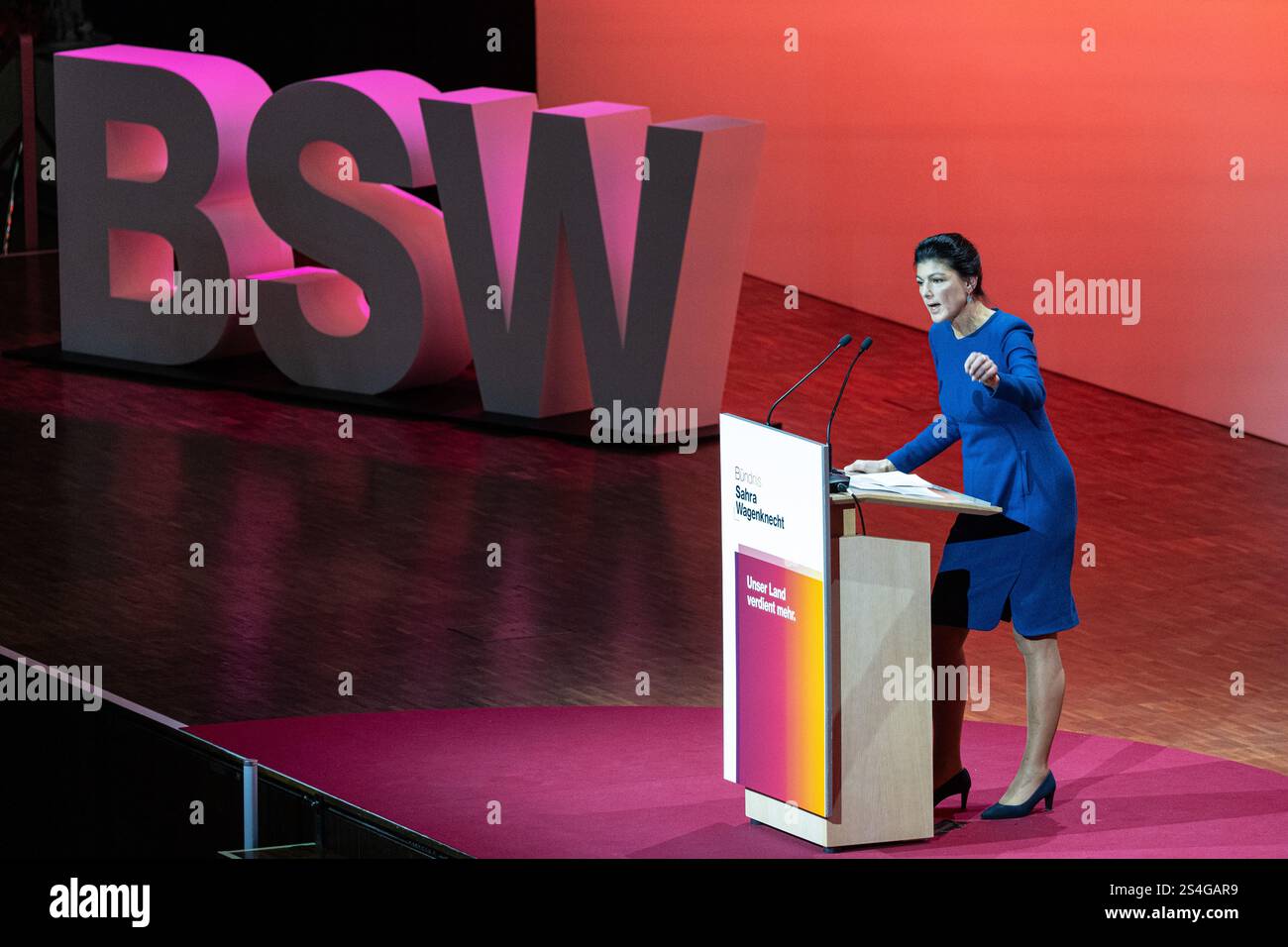 Bonn, Deutschland. Januar 2025. Sahra Wagenknecht, Kanzlerkandidatin und Bundesvorsitzende der BSW-Allianz Sahra Wagenknecht, spricht auf der Bundesparteikonferenz. Auf der Parteikonferenz beabsichtigt die BSW unter anderem, ihr Wahlprogramm anzunehmen. Quelle: Hannes P. Albert/dpa/Alamy Live News Stockfoto