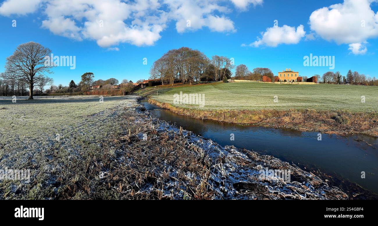 Winterblick auf das Gelände der Langton Old Hall im North Yorkshire Village Langton, Nordosten Englands Stockfoto Winterblick auf das Gelände der Langton Old Hall im North Yorkshire Village Langton, Nordosten Englands Stockfoto